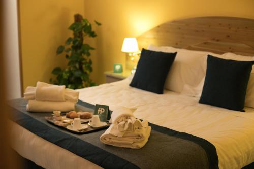 una camera d'albergo con letto e vassoio di cibo di Hotel Potenza a Napoli