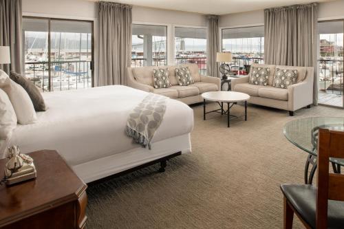 - une chambre avec un grand lit et un salon dans l'établissement Astoria Riverwalk Inn, à Astoria