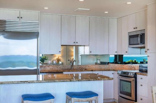 A kitchen or kitchenette at Makena Surf, a Destination by Hyatt Residence