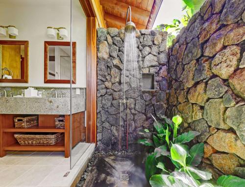 Koupelna v ubytování The Lodge at Kukuiula - CoralTree Residence Collection