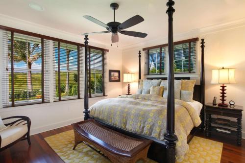 A bed or beds in a room at The Lodge at Kukui’ula
