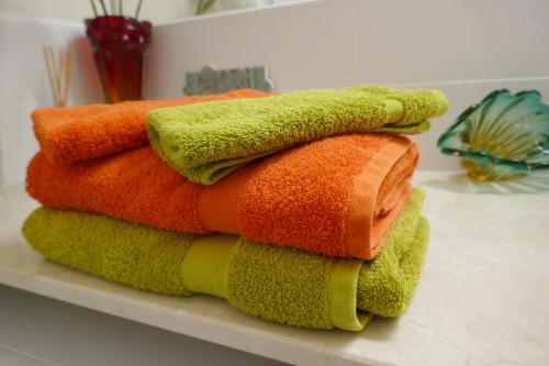 une pile de serviettes assises sur une étagère dans l'établissement Appartment near Louvre, central, à Paris