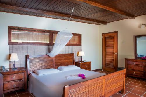 Un dormitorio con una cama grande con flores. en Pelican Villa en Lagun