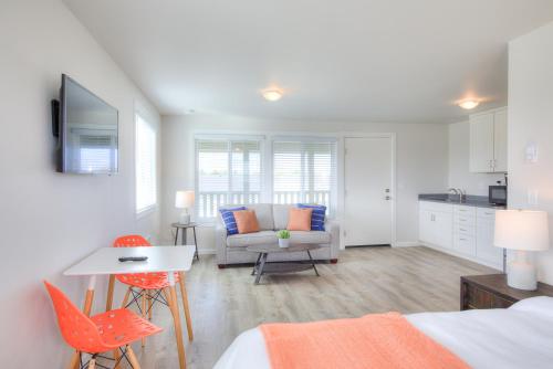 a bedroom with a couch and a table and a kitchen at Ocean Shores Resort in Ocean Shores