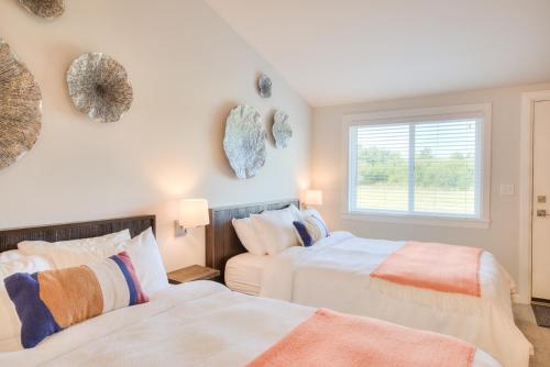 a bedroom with two beds and a couch at Ocean Shores Resort in Ocean Shores