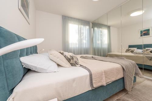 Postel nebo postele na pokoji v ubytování Bekina, stylish rooftop pool apartment