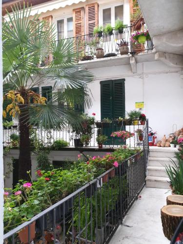 a garden area with a patio and a balcony at La Casa di Daniele in Brescia