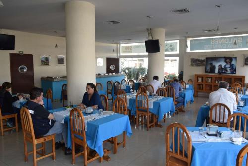 a group of people sitting at tables in a restaurant at Best Western Global Express in Veracruz