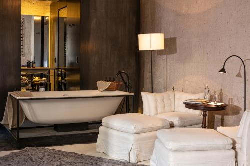 un bagno con vasca, sedia e divano di CIRQA - Relais & Châteaux ad Arequipa
