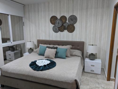 Bahia Principe & Golf Residences (Terrazas Condo) في تولوم: غرفة نوم بسرير مع مروحتين على الحائط