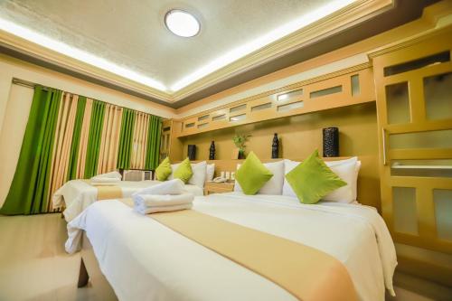 Giường trong phòng chung tại Villa Esmeralda Bryan's Resort Hotel and Restaurant