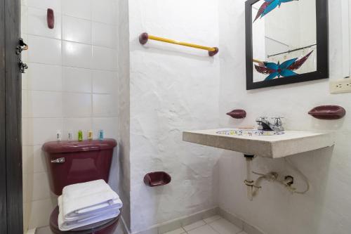 A bathroom at Ayenda Corona Real