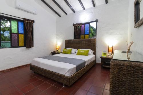 um quarto com uma cama e vitrais em Ayenda Corona Real em Villavicencio