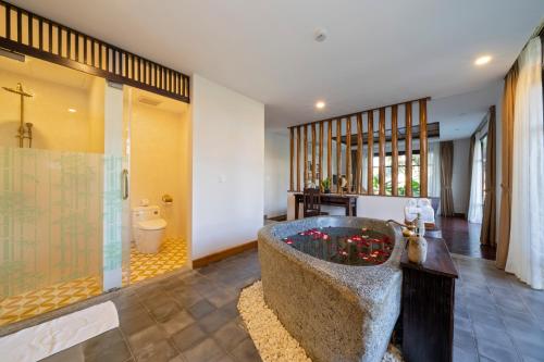 Et badeværelse på Zest Resort & Spa Hoi An