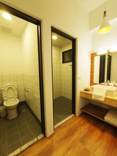 a bathroom with a toilet and a shower and a sink at 高寮貳陸之貳民宿 Gaoliao 26-2 Simple Home Life in Yuli