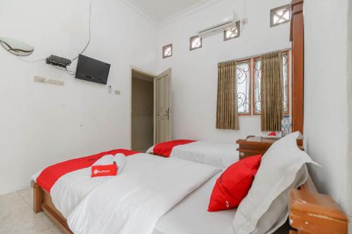 Tempat tidur dalam kamar di RedDoorz Syariah near Watervang Lubuk Linggau 2