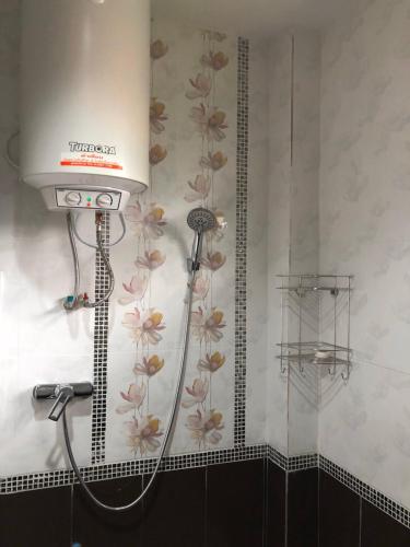 a shower in a bathroom with a shower at เลาลีฮิลล์รีสอร์ท Laulee hill resort in Chiang Rai