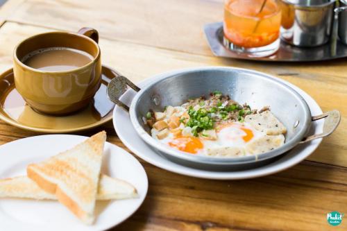 eine Schüssel Eier und Brot und eine Tasse Kaffee in der Unterkunft Bida Daree Resort in Ao Nang Beach