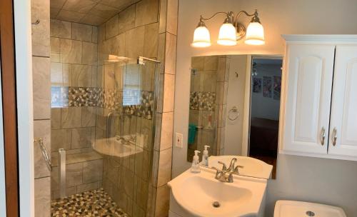 uma casa de banho com um chuveiro, um lavatório e um WC. em The Peacock House em San Antonio