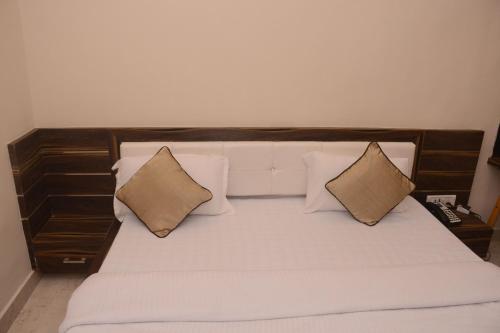 Ένα ή περισσότερα κρεβάτια σε δωμάτιο στο Hotel Bharat