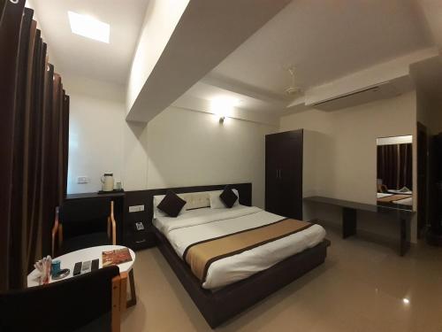 Ένα ή περισσότερα κρεβάτια σε δωμάτιο στο Hotel Bharat