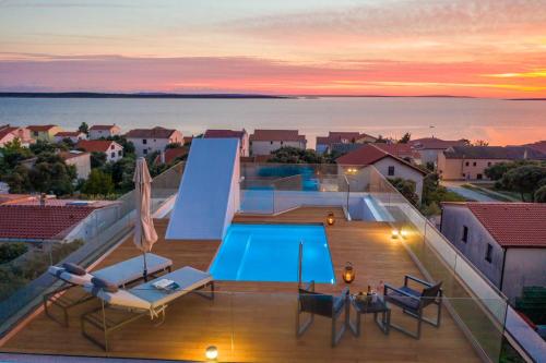 Výhled na bazén z ubytování Bekina, stylish rooftop pool apartment nebo okolí