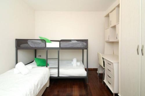 Poschodová posteľ alebo postele v izbe v ubytovaní 104 - King David Residence - Jerusalem-Rent