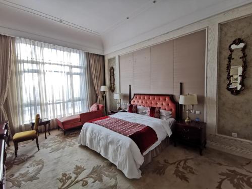 A bed or beds in a room at ACFTU Model Worker Harbin Center for Skills Exchange(Former Heilongjiang Sun Island Garden Hotel)