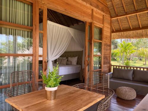 Tempat tidur dalam kamar di Lempuyang Boutique Hotel