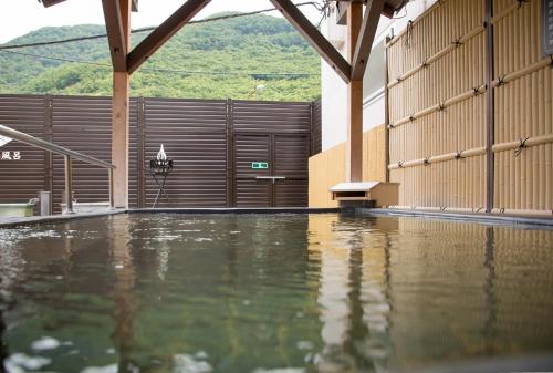 uma grande piscina de água num edifício em Kur and Hotel Isawa em Fuefuki