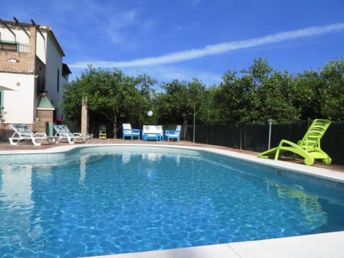 una piscina con sillas y sillas en un patio en Casa rural la Estrella en Pizarra