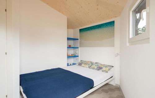 a small bedroom with a bed and a window at Centro Vacanze Isuledda in Cannigione