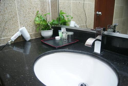 A bathroom at Tang Dynasty Bay Hotel