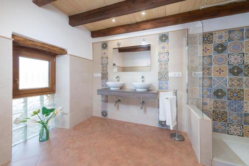 Koupelna v ubytování Sa Plana (Villa Calvia)