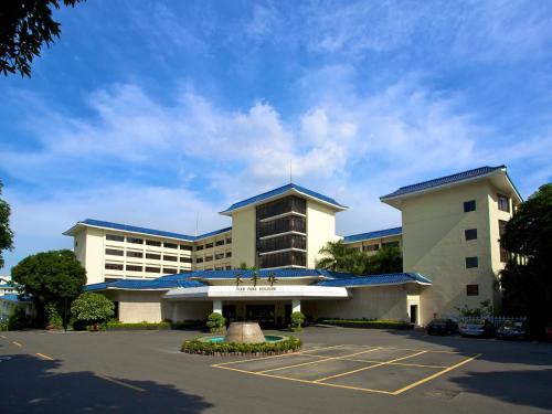 a large building with a fountain in a parking lot at Xiamen C&D Hotel-Free Welcome Snacks-Oasis Garden in Xiamen