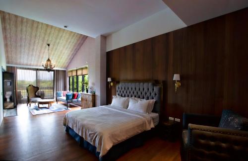 ein Hotelzimmer mit einem Bett und einem Wohnzimmer in der Unterkunft Villa 88 in Fengping