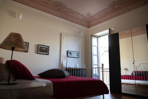 een slaapkamer met een bed, een tafel en een raam bij Flavio Gioia Suite Salerno in Salerno