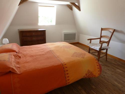 ein Schlafzimmer mit einem Bett, einem Stuhl und einem Fenster in der Unterkunft Maison Périgord Noir près de Lascaux, Montignac, Sarlat, Périgueux in Fleurac