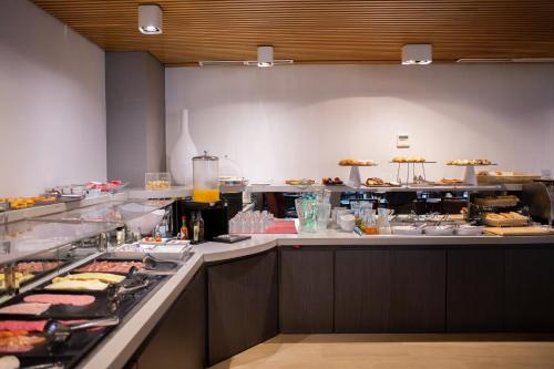 uma linha de buffet com muitos tipos diferentes de alimentos em Hotel Dimar em Valência