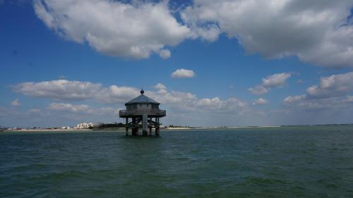 un petit bâtiment au milieu de l'eau dans l'établissement La Rochelle sur L'eau, à La Rochelle