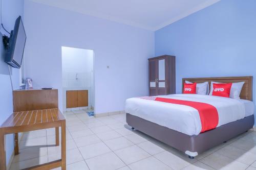 Tempat tidur dalam kamar di SUPER OYO 1755 De'balcon Accomodation Near Ngurah Rai Airport
