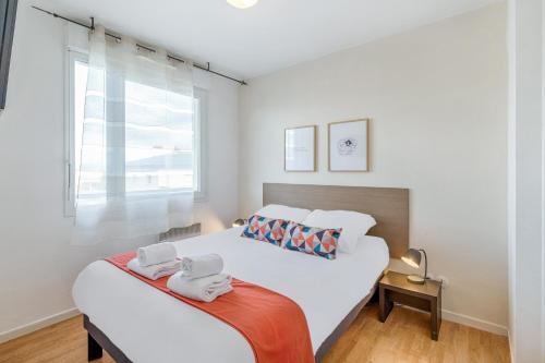 Кровать или кровати в номере Appart'City Classic Thonon Les Bains