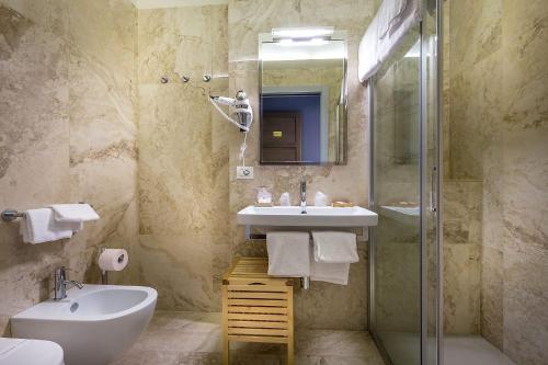 bagno con lavandino e doccia di L'Antico Canto dei Salterelli a Firenze