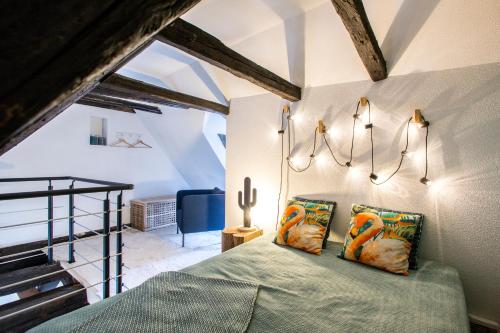 um quarto com uma cama num quarto com vigas em Gîte de l'Ange em Colmar