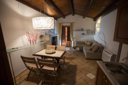 eine Küche und ein Wohnzimmer mit einem Tisch und Stühlen in der Unterkunft Il Mulino in Cefalú