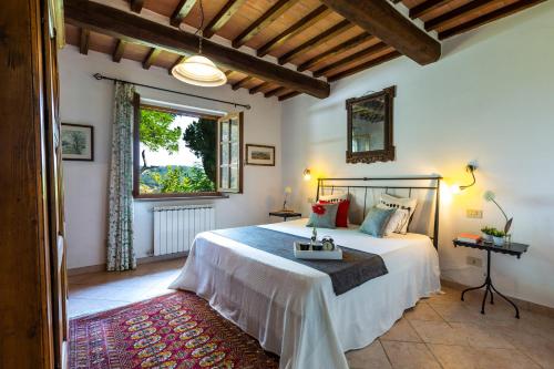 1 dormitorio con cama y ventana en Pietralta, en Gambassi Terme