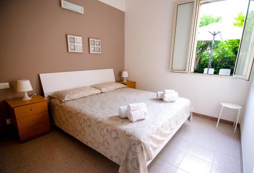 ドンナルカータにあるVacanze Plaja Grandeのベッドルーム1室(ベッド1台、タオル2枚付)