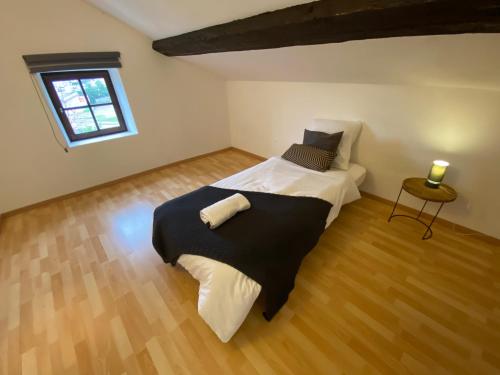 une chambre avec un lit dans une pièce avec une fenêtre dans l'établissement Gîte 65m2, 3 chambres, proxi commerces, à Mondelange, à Mondelange