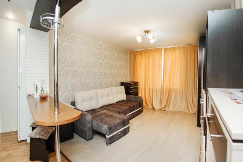 ノヴォシビルスクにあるNSK-Kvartirka, Gorskiy Apartment, 76のリビングルーム(ソファ、テーブル付)