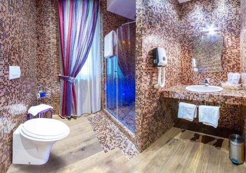 y baño con aseo, ducha y lavamanos. en Maison Reale, en Foggia